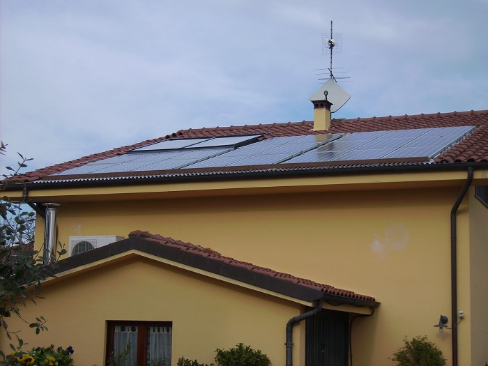 immagine tetto con pannelli fotovoltaici sistemati intono a lucernaio:presentazione errore n°3